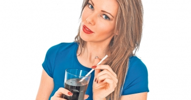 Stire din Sănătate : Băuturi reci sau calde? Ce este recomandat să bem vara
