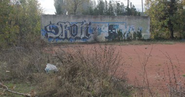 DEZOLANT. Baza sportivă "Triunghi" în 2012 - ghenă de gunoi și popas pentru boschetari - 2