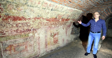 Stire din Social : Ne lăsăm istoria să moară!  Bazilica paleo-creștină din Constanța,  veche de 1700 de ani, în paragină