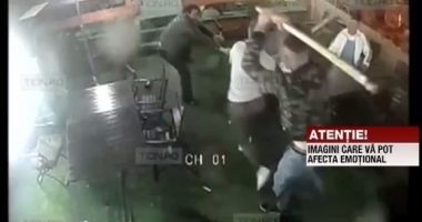 VIDEO. MĂCEL ÎNTR-UN BAR. Bătaie ca în filme cu bâte și scaune între mai multe persoane
