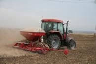 Campania de înființare a culturilor agricole îngroapă fermierul român…în datorii