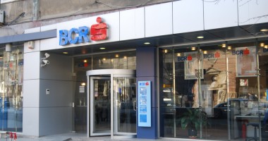 Stire din Economie : BCR oprește sistemul informatic iar unitățile nu vor avea program cu publicul