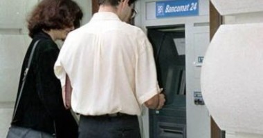 Stire din Economie : BCR oprește temporar sistemul informatic care gestionează operațiunile cu carduri