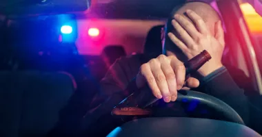 Stire din Eveniment : Teribilism la volan. Un șofer beat a pierdut controlul mașinii și a lovit o casă