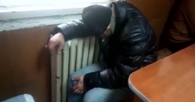 Stire din Eveniment : Angajat al unei spălătorii, prins în trafic beat la volanul unei mașini furate de la un client. Bărbatul a adormit în sediul poliției