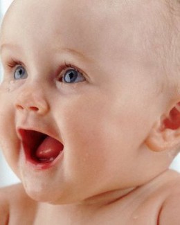 Stire din Sănătate : Gingiile bebelușilor trebuie curățate încă dinainte de apariția dinților de lapte