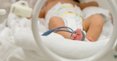 Stire din Social : CAZ ALARMANT ÎN SPITAL. BEBELUȘ, SCĂPAT PE JOS, DUPĂ CE O ASISTENTĂ A ADORMIT CU EL ÎN BRAȚE