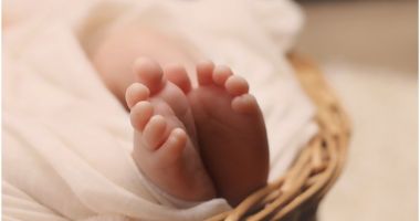 Stire din Social : El este bebelușul-palindrom! S-a născut pe 22.02.2022 la ora 02.22