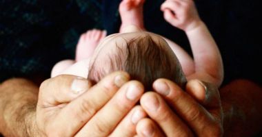 Stire din Sănătate : Primul bebeluş cu ADN de la trei persoane s-a născut în Marea Britanie