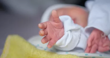 Stire din Eveniment : Suspiciuni grave. O mamă ar fi încercat de două ori să-și ucidă bebelușul de 12 zile