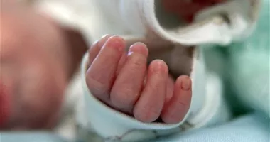 Stire din Eveniment : Descoperire șocantă! Bebeluș de o lună și jumătate, găsit fără viață de mama sa