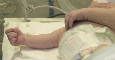 Stire din Eveniment : Bebeluș aruncat în WC, salvat de paramedici în ultimul moment. Mama lui a crezut că murise