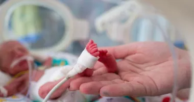 Stire din Eveniment : Părinții unui bebeluș mort la Polizu acuză că micuțul ar fi fost abandonat în incubator