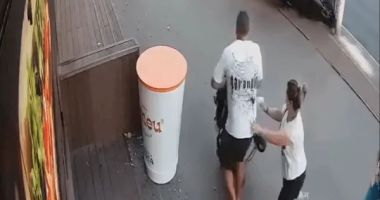 Stire din Eveniment : Mărturiile părinților care și-au salvat bebelușul din calea unei mașini proiectată pe trotuar