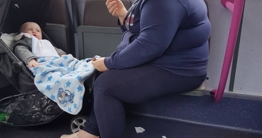 Stire din Sănătate : Unde s-a ajuns. Mame inconștiente! Le bagă pe gât copiilor ciocolată, încă de la naștere