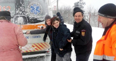 Bebelușii zăpezii! O femeie a născut în șenilată, iar o alta acasă, în toiul viscolului - 2