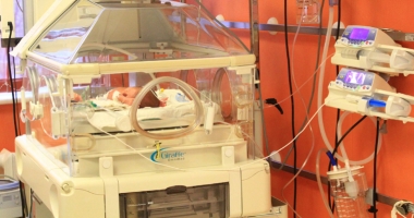 Zeci de bebeluși născuți prematur, cu infecții materno-fetale și malformații, înghesuiți în incubatoare