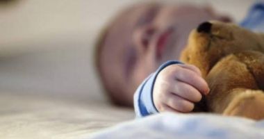 Stire din Eveniment : Un copil de numai un an, dus de urgență la spital, după ce a fost opărit la creșă de o îngrijitoare