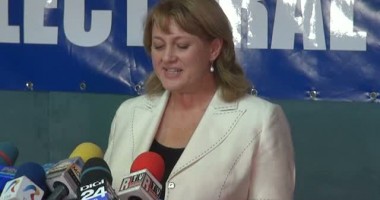 Stire din Politică-Administrație : BEC și-a suspendat activitatea până la pronunțarea CCR privind referendumul