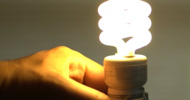 Stire din Sănătate : Becurile economice pot provoca apariția cancerului de piele