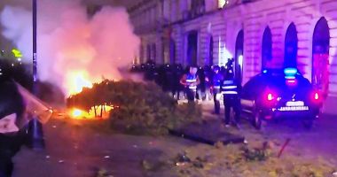 Stire din Eveniment : Violențe în fața BEC! Susținătorii lui Călin Georgescu au răsturnat mașina unei televiziuni