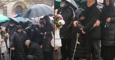 Stire din Actualitate : Gigi Becali, lecţie de viaţă în curtea unei biserici din Capitală. Şi-a dat haina de pe el şi a îmbrăşisat un om nevoiaş
