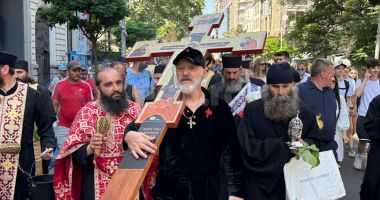 Stire din Actualitate : Cu crucea în spate, Gigi Becali a mers „să sfințească” Piața Victoriei după marșul LGBT