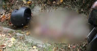 IMAGINI ȘOCANTE! Accident rutier grav la intrare în Valu lui Traian. Mopedistul spulberat de mașină a murit! - UPDATE - 10