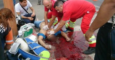 Stire din Eveniment : IMAGINI ȘOCANTE! Accident teribil în Constanța, pe strada Soveja, în zona City Park Mall. Mai mulți pietoni au fost SPULBERAȚI de pe trotuar! UN MORT și cinci grav răniți