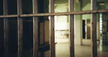 Un an de închisoare pentru că a jefuit un bătrân