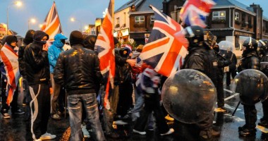 Stire din Actualitate : Ulster: noi violențe după votul asupra drapelului britanic