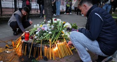 Mii de oameni s-au adunat în fața școlii din Belgrad în care au fost uciși 8 copii, pentru a se reculege - 2