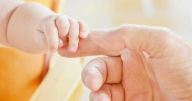 Stire din Eveniment : Un copil de 7 luni, bătut crunt de concubinul mamei lui. Bărbatul, reținut pentru tentativă de omor