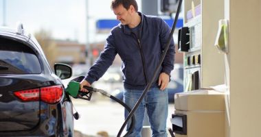 Stire din Actualitate : Șoferii, primii loviți de prețurile de la 1 august. Cât va costa un plin de combustibil