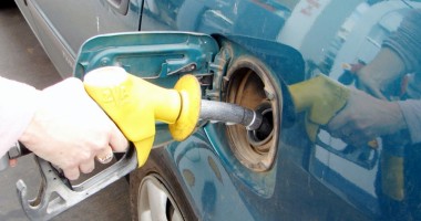 Stire din Economie : Veste bună pentru șoferi! Se ieftinește benzina