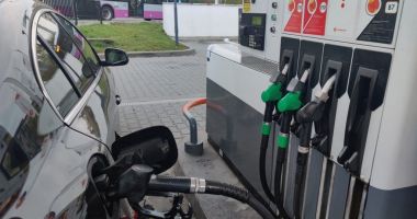Stire din Eveniment : Incident șocant într-o benzinărie. Un bărbat a turnat benzină pe el și pe mașină, amenințând că își dă foc