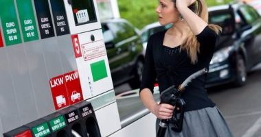 Veste bună pentru șoferi! Benzina și motorina s-ar putea IEFTINI