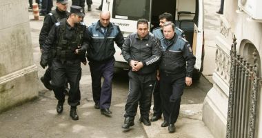 Stire din Eveniment : Bercea Mondialu și trei fii ai lui au fost arestați preventiv pentru cămătărie și șantaj