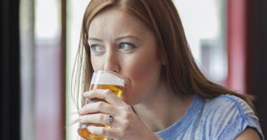 Stire din Sănătate : Este o alegere sănătoasă berea fără alcool în timpul alăptării?