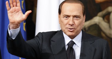 Stire din Actualitate : Silvio Berlusconi a fost huiduit de zeci de manifestanți