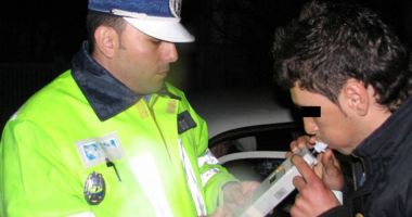 Stire din Eveniment : Beți și fără permise de conducere, la volan