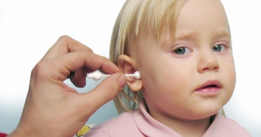 Bețișoarele de urechi, un rău mai mare decât ne imaginăm. Mii de copii au ajuns la Urgență