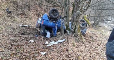 Stire din Eveniment : Patru persoane au scăpat cu răni uşoare după ce autovehiculul în care se aflau s-a răsturnat