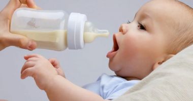 Hrănirea bebeluşilor cu biberonul trebuie să înceteze până la vârsta de doi ani