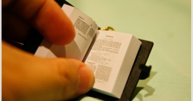 Stire din Cultură-Educație : O editură din Buzău a realizat o Biblie de dimensiunile unei cutii de chibrituri