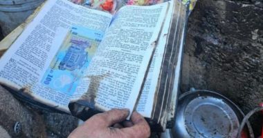 Stire din Eveniment : O Biblie în care au fost ascunși bani, singurul obiect salvat dintr-un incendiu care a făcut scrum o clădire