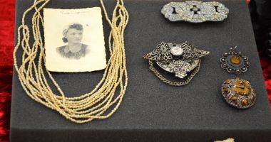Stire din Cultură-Educație : „Eleganța feminină.  Accesorii din cufărul bunicii”, o altfel de expoziție organizată de Biblioteca Județeană ”I.N. Roman” din Constanța