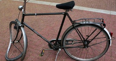 Stire din Eveniment : A intrat cu bicicleta într-o mașină