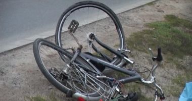 Stire din Eveniment : Un bărbat beat a snopit în bătaie, cu pumnii şi cu toporişca, doi verişori de 73 şi 80 de ani. S-au certat pe o bicicletă
