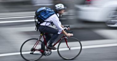 Cum să te deplasezi ușor prin trafic cu ajutorul unei biciclete